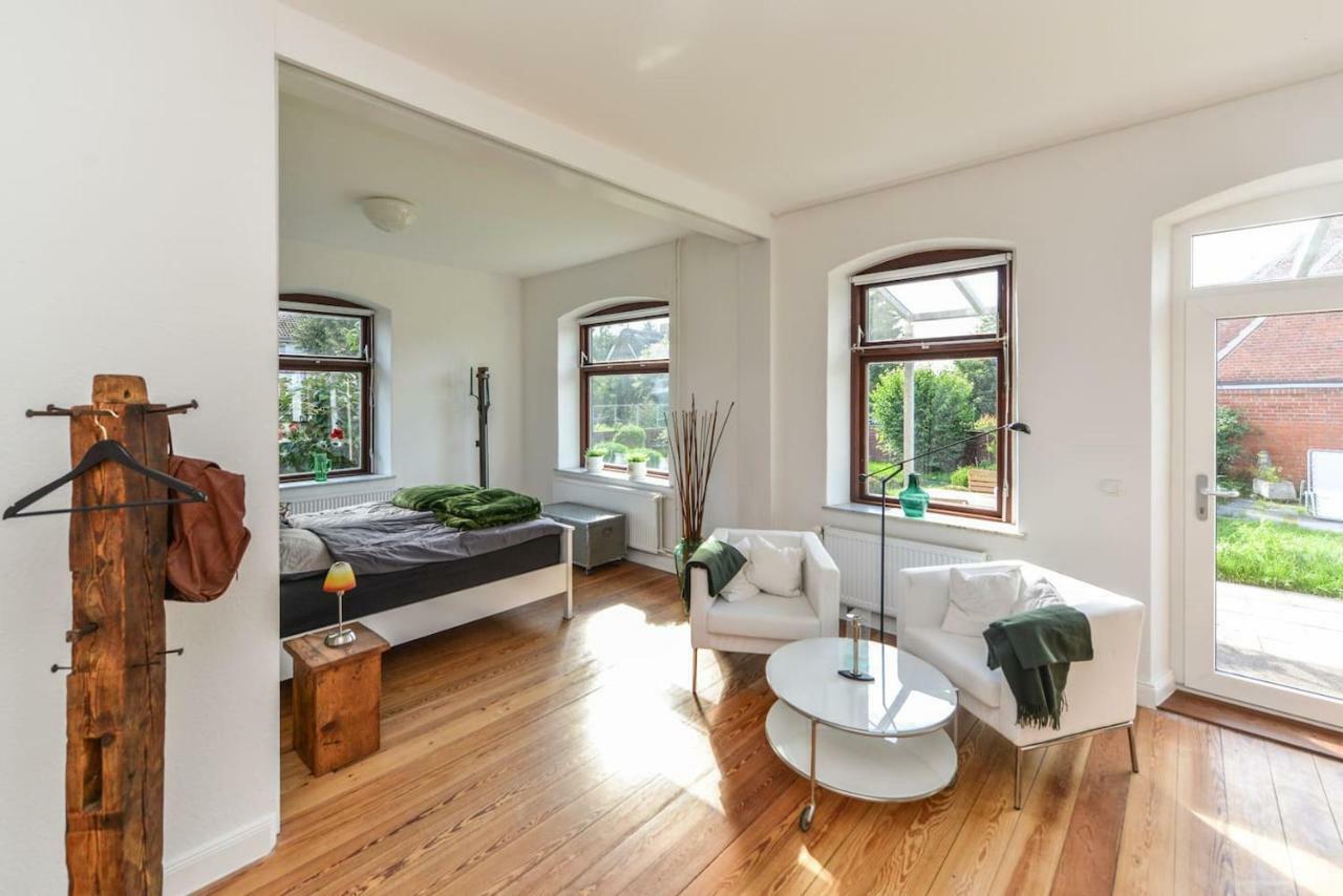 Kanalvilla - Urlaub Am Nord-Ostseekanal - Zwei Ferienwohnungen Im Angebot- Eine Im Dachgeschoss Und Eine Wohnung Mit Garten Sehestedt  Extérieur photo