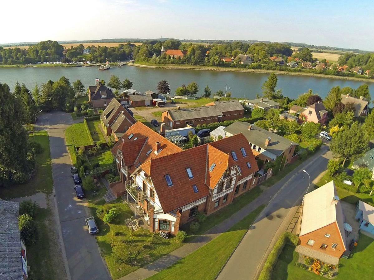 Kanalvilla - Urlaub Am Nord-Ostseekanal - Zwei Ferienwohnungen Im Angebot- Eine Im Dachgeschoss Und Eine Wohnung Mit Garten Sehestedt  Extérieur photo